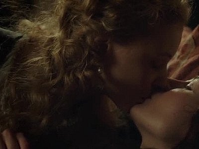 Malin Buska et Sarah Gadon nues et lesbiennes dans The Girl King