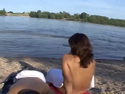 Hongrois Amateur Gipsy Slut baiser en public Duna Budapest
