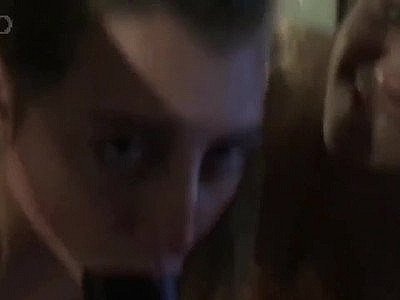 Deux jeunes filles coquines font plaisir à leur nouvel ami.