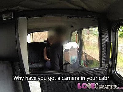 Love Creampie Une danseuse anglaise aux gros seins prend une charge interne de sperme sur la banquette arrière d'un taxi.