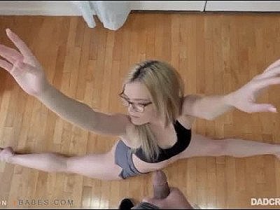 Mon vieux beau-père pervers m'oblige à faire des choses désagréables avec lui -...