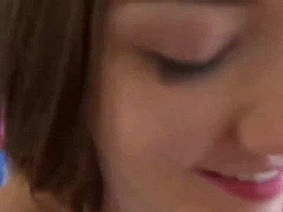 Une pom-pom girl sexy aime son nouveau propriétaire d'appartement