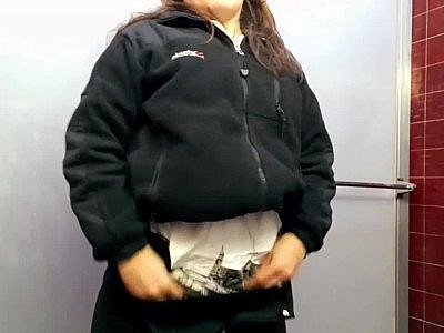 Ils attrapent un secrétaire qui est enregistré dans la salle de bain.