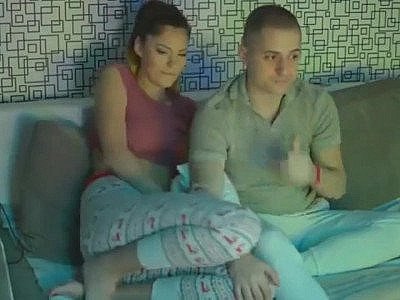 Se masturber secrètement à côté de ses amis