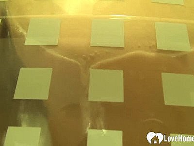 Une belle nana aime taquiner pendant qu'elle prend sa douche HD.