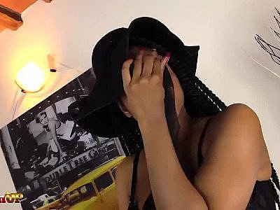 Une fille d'ébène en bas se masturbe jusqu'à ce qu'elle vous rende fou.