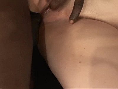 Une fille blanche avec un trou du cul béant et crémeux.