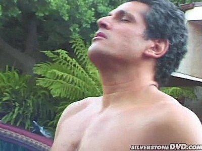 Une jeune femme sexy se fait baiser dans le jardin