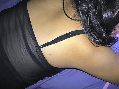 Une jeune fille a reçu du sperme par voie anale et a fait une pipe pour recevoir du sperme par voie buccale.