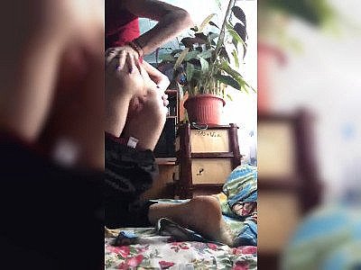 une adolescente russe aux seins fermes taquinant sa chatte serrée