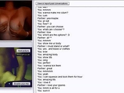 Une brune sexy montre ses seins parfaits lors d'un chat sexuel.