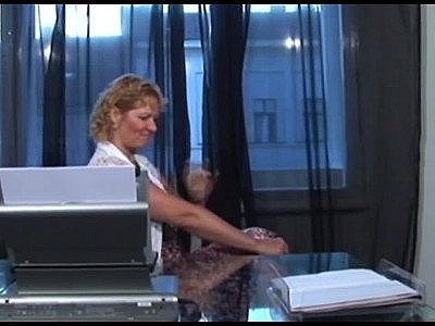 Une méchante femme au foyer blonde qui se fait sauter par derrière.