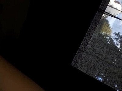 Vidéo POV d'une femme amateur donnant une branlette et une fellation.