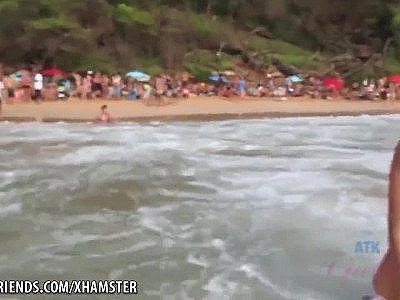 La petite amie sexy aux petits seins Demi Lopez en vacances ATK