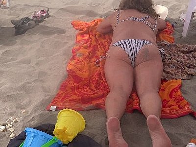 Je me montre en bikini sur la plage et je me mets à quatre pattes pour baiser avec mon bo...