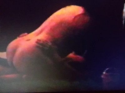 La femme infidèle ne sait pas que son mari la surprend en flagrant délit.