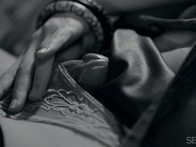 Elle pense à sa baise d'hier soir et se touche sa chatte rasée