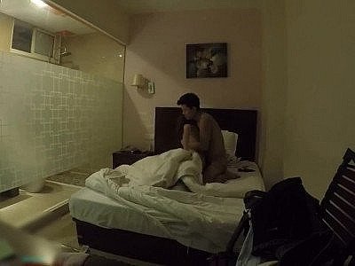 Un couple d'adolescents s'amuse dans une chambre d'hôtel