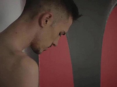 Une MILF incroyable a besoin d'une bite jeune et dure.