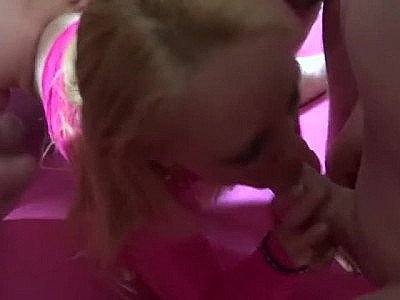 Un gangbang de cougar pour le plaisir des yeux