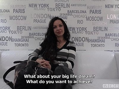 La brune tchèque Lucka déshabillée et huilée