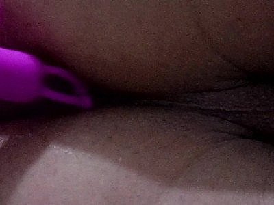 La femme de Latina guide le mari de Sissy dans la chasteté et le jeu anal avec dildo jusqu'à ce qu'il ait la hanche.