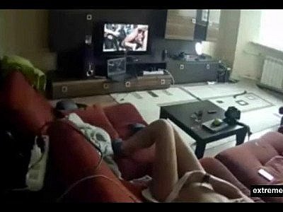 Ma demi-soeur adore regarder du porno lesbien