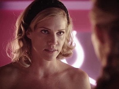 Tricia Helfer sexy et nue dans Ascension (2014)