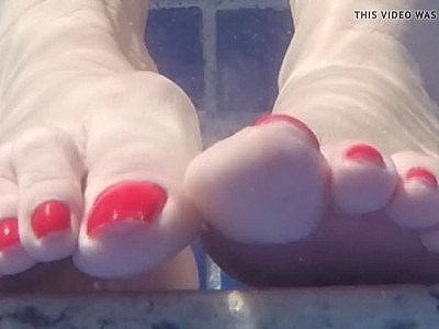Candid et Voyeur Feet By the Pool