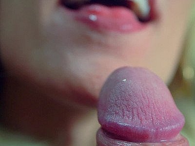 Meilleure pipe - une femme MILF blonde amateur suce et lèche la bite jusqu'à ce que le sperme explose.