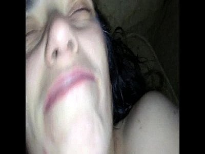 Une MILF chaude et cocufiante suce