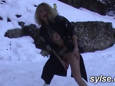 Jouer avec ma copine lesbienne en forêt