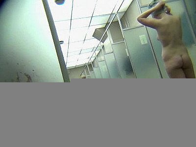 De superbes femmes dans une salle de douche publique