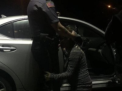 Je suis en train de sucer et de me faire baiser dans un parking.