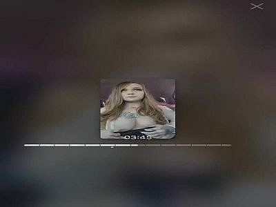 Une maman sexy exhibant ses seins dans une voiture