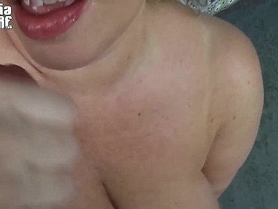 MM dans une robe rouge sexy se faisant faire un massage facial