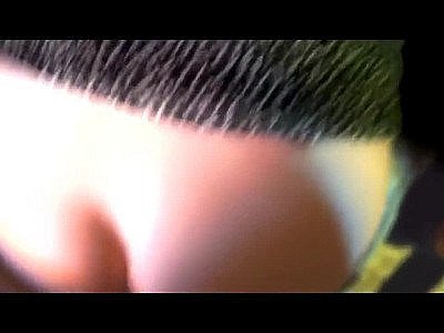 Une MILF amateur s'adonne à l'anal et au facial sur un canapé de casting.