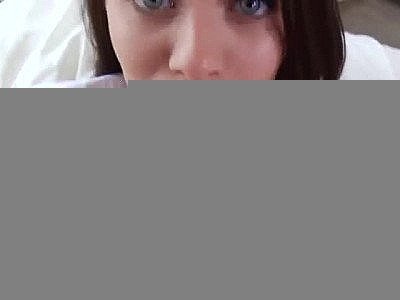 Cette infirmière a un joli baby blues