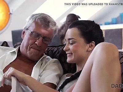 DADDY4K. Un vieil homme satisfait les besoins sexuels de l'épouse de son fils.