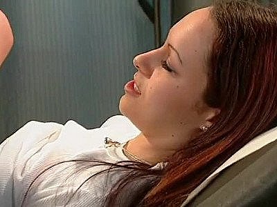 Un docteur soigne une salope avec une bite dans la chatte et la bouche : Porno c7