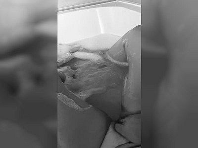 Femme en train de masturber dans un bain