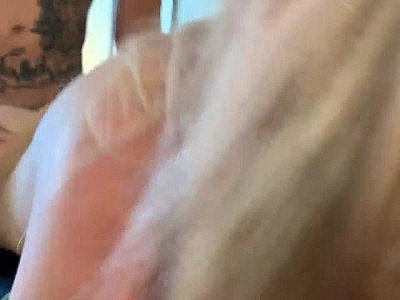 La femme la plus sexy du monde baise l'énorme bite d'un étranger