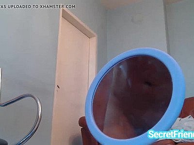 Une fille frisée jouant avec sa chatte dans le miroir