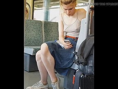 Salope aux mamelons chauds sans soutien-gorge