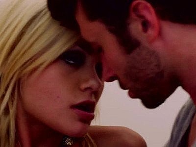 Riley Steele et ses faux seins baisés après un massage