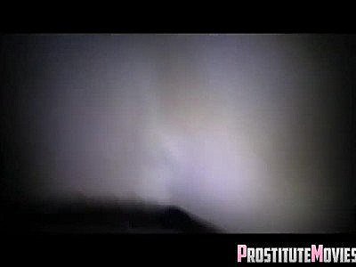 Une amatrice prend une grosse bite noire dans sa chatte et son cul.