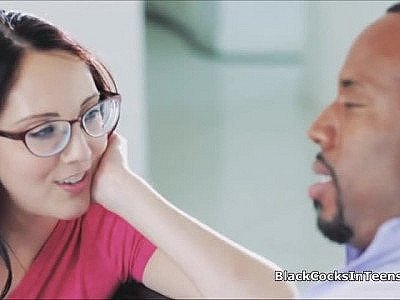 Un nerd pervers se fait enculer par une BBC.