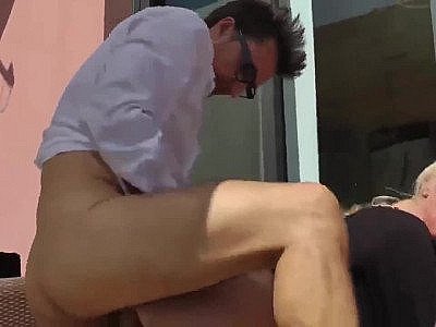 Une milf excitée baise une anal en plein air