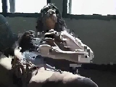 Une MILF fumeuse se touche les seins et la fente.