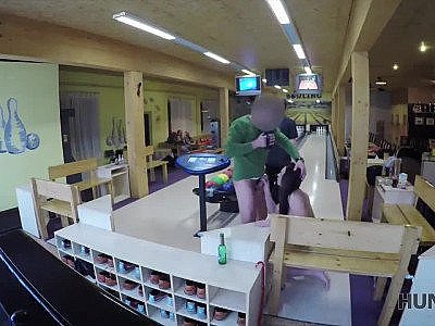 HUNT4K. Un couple en a assez du bowling, le gars veut de l'argent, la fille veut de l'argent.